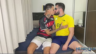 O JOGADOR DO BRASIL PELUDO SOCOU ROLA NO FLAMENGUISTA NOVINHO DEPOIS DO JOGO DA COPA E DEU LEITE NA BOCA DELE