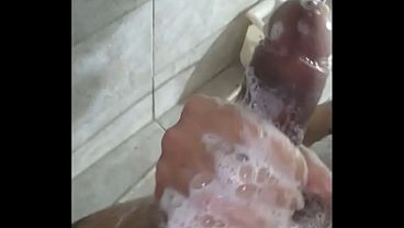 Pau grande grosso cheio de energia em câmera lenta no banho passando sabonete nas bolas inchadas cabecinha do meu pau fica bem rosadinha com as veias saltando com o pau bem duro você vai goza com esse vídeo excitante do bruxo