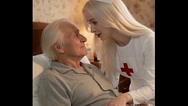 TERAPIA FAMILIAR – Sexy enfermera cachonda le entrega el CULO y el COÑO a su abuelo para satisfacer sus necesidades hasta el ultimo momento (VIDEO GENERADO POR IA)