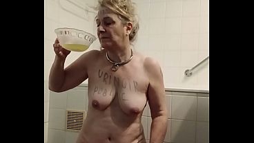 2026 07 06 Esclave F urinoir public pinces et humiliations