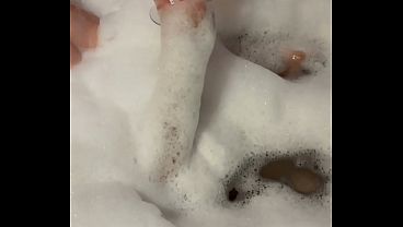 Casada safada comemora aniversario de casamento fodendo com o amante do trabalho e manda o video para o marido corno manso.