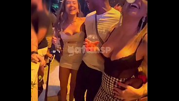 Casadas safadas fodem com negão pirocudo conheceram no role. Essas duas casadas safadas, rainha hotwife e gataaasp fodem com negão pauzudo na frente dos maridos chifrudos.