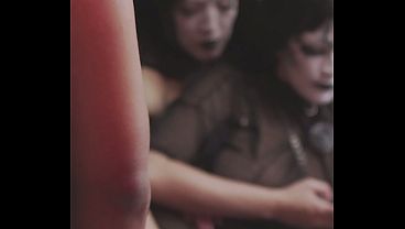 Estas dos chicas emo consiguen un chico para follar luego de la fiesta
