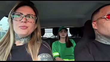 Estava passando no calçadão de osasco e molhei a gari so pra ver os biquinhos dela duro o tesão foi tão intenso que ela logo ficou de quatro pro meu marido para ele foder o bucetão dela !