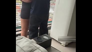 Fodeu com o vizinho pauzudo bombado na sacada do prédio – Hotwife brasileira fica com a buceta molhada quando ve o vizinho pauzudo, fode com o macho e faz o marido corno gravar. POV Cuckold