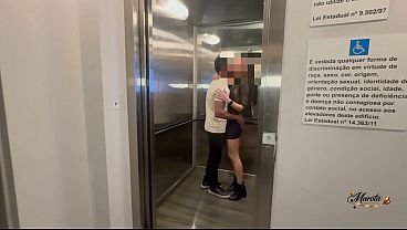 Hotwife Brazileira fode com vizinho personal na varanda do condominio – Casada safada trai o marido corno manso com personal pauzudo e se exibe dando para o macho na varanda do condominio