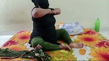 indian bhabhi seduces her vagina with finger