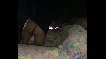 Inseminando a Hotwife, mientras el cornudo prepara la cena en casa.