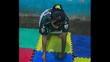 La porrista necesitaba pasar la prueba de ejercicios y termino brincando la polla con sentadillas