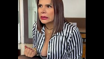 Me tomo un café con una madura colombiana influencer en la primera cita