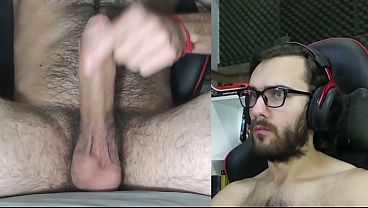Miren esa cara de placer! Gay Argentino masturbandose y eyaculando gran carga..
