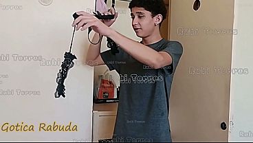 Novinho de 18 anos perde a virgindade com a Gótica gostosa RED1