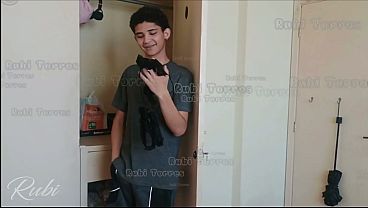 O novinho Erick Rosa de 18 anos meteu com força no cu da gótica rabuda Rubi Torres, que gemia alto enquanto tirava a virgindade do garoto inexperiente.