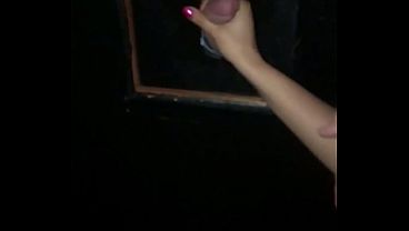 “Olha seu corno como essa rola é maior que a sua” – Casada safada hotwife fode com os machos no gloryhole e humilha o marido corno manso.