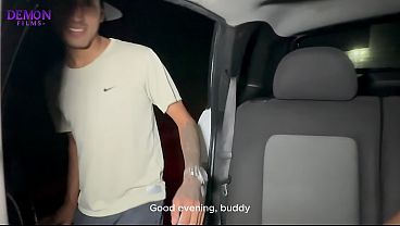 Petite Latina es seducida por su amigo para follar en el auto