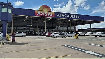 Pregadora que estava pregando a palavra no supermercado acabou sendo fodida por um cliente, ela caiu em tentação e depois se arrependeu