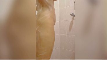 Uso mi camara oculta en el baño y la veo toda desnuda