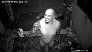 Amante manda um beijo pro corno pela câmera de segurança depois de comer a mulher dele.