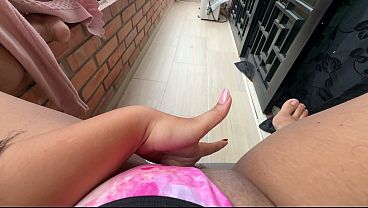 anoche estaba paseandome en calzones por el balcon y vi a mi vecino mirando para aca asi que decidi masturbarme esta mañana a ver si salia y se animaba a venir, me puse bien caliente de imaginar