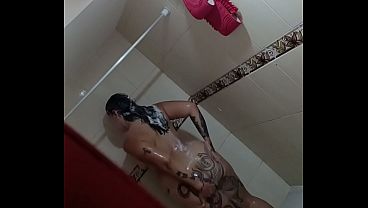 Blanquita tatuada es follada por el vecino. Sexo amateur