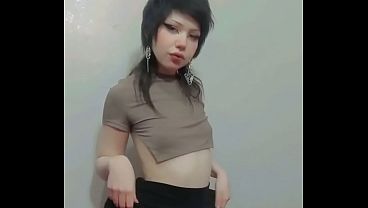 Chica Goth Alt – Teasing en faldita negra y crop top