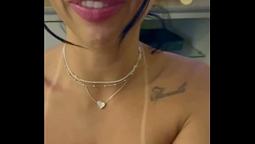 Depois do show, foi em casa que o meu Corninho gozou com um Fio Terra da sua Hotwife – Provoquei, mamei, deixei meu Corninho daquele jeito. Bastou eu encostar meu dedo no cuzinho para ele, em segundos