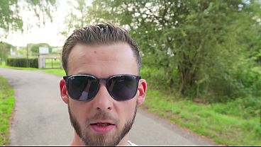 Die pakistanische Joggerin wollte es heimlich hinter den Heuballen