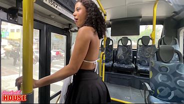 Essa casada safada fez DP numa suruba com 4 homens pauzudos