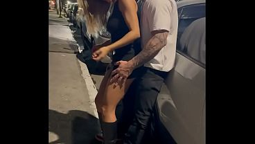 Fiz a casada safada gozar litro na frente do marido corno – Encontrei casada safada no role, a safada ficou doida em mim, corno viu tudo. eu pegando a safada, fodi ela na rua na frente do corno manso.