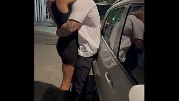 Fiz a casada safada gozar litro na frente do marido corno – Encontrei casada safada no role, a safada ficou doida em mim, corno viu tudo. eu pegando a safada, fodi ela na rua na frente do corno manso.
