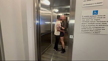 Fodi com bombado pauzudo e fiz o corninho filmar tudo. Casada safada, humilha corno manso, pede rola e leite para o macho e faz o corno gravar a foda