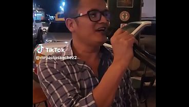 Gay se le moja la garganta