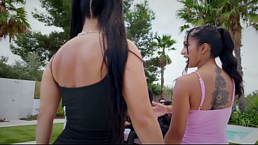 Interracial Blowbang and DP: Sara Retali & Yasmina Khan Squirt Hard