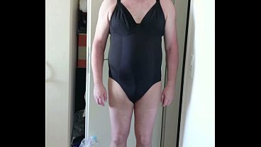 Lustiger Tanz in Body und Feinstrumpfhose