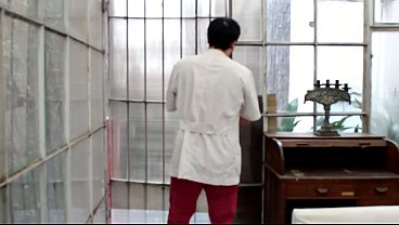 Mi enfermero viene a bañarme y las cosas se ponen calientes! (Trailer)