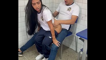 Novinha gostosa 18 anos teen school sentando no pau do amigo na sala de aula do colegio