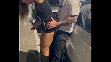Olha o que esse macho faz comigo, seu corno – Encontrei hotwife muito gostosa na balada, levei a safada para o carro e fodi a casada na frente do marido corno