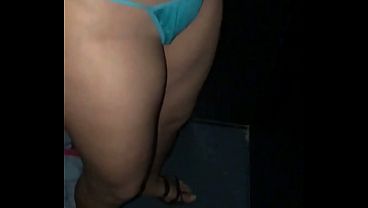 “Olha seu corno como essa rola é maior que a sua” – Casada safada hotwife fode com os machos no gloryhole e humilha o marido corno manso.