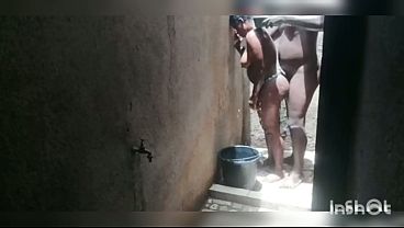 Quand ta belle mère d’invite dans la douche pour baiser en secret