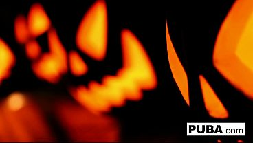 2 hot blondes share Halloween scare