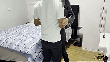 Amigo dotado do corno, me fodeu em nossa cama – Casada safada, chama amigo dotado o safado visita o casal e fode a safada na cama do corno e faz o cuckold filmar a foda para bater punheta