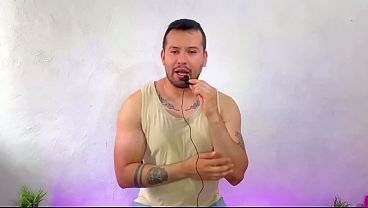 Barbero Ecuatoriano dotado le rellena el culo con su gran verga a su amigo twink! Relato sexual