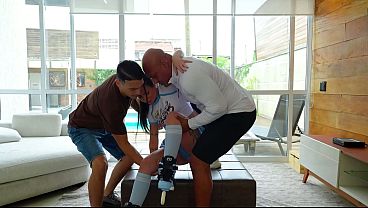 Cai de Patins e os amigos do meu irmão foram me socorrer e acabaram me fodendo a buceta