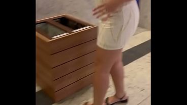 Casada Brasileira safada fode com funcionario do shopping no estacionamento – Depois das compras casada puta fica cheia de tesão no funcionario do shopping e fode com ele no estacionamento.