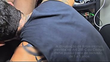 Enfiando a língua fundo no cuzinho do cliente