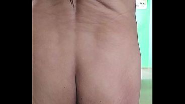 Exhibiendote mi lindo cuerpecito femenino para tus noches solitarias…