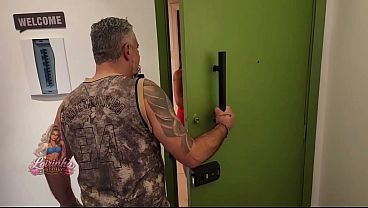 Fodi com marido da minha amiga – Levei uma amiga safada para contar as novidades e fodemos gostoso com o marido dela, ele comeu meu cuzinho gostoso e a corna não soube de nada.