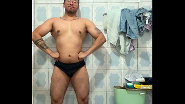 Joven macho de gym llega a medir resultados y en la noche se masturba y le sale un chorro de mucho semen