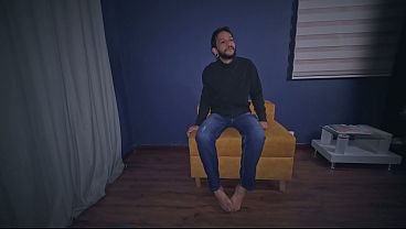 Marido cuernudo sorprende a su esposa con un chico con gran verga