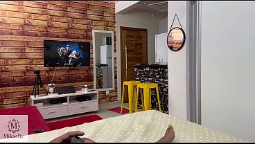 Negão pauzudo come novinha brasileira gostosa e vídeo vaza. Negão pauzudo, chama novinha para o apartamento dele e fode com ela para o marido corno manso assistir e ficar só na punheta.